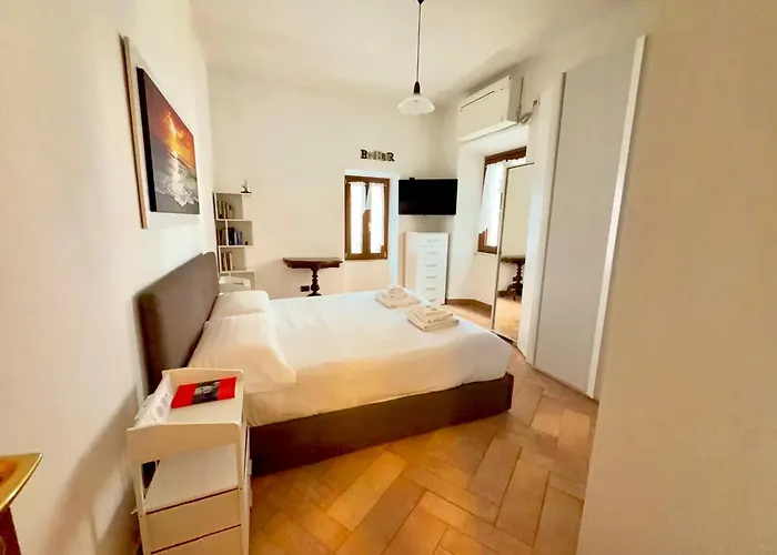 Апартаменты Monti - 5 Minute Walk To Colosseum & Metro Рим